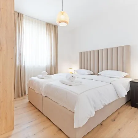 Lush * Τρογκίρ