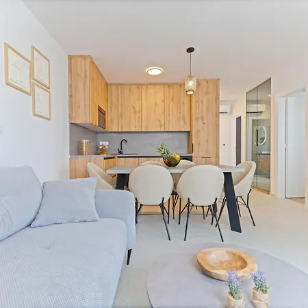 Lush Apartment *