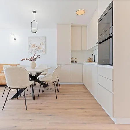 Lush Apartment *