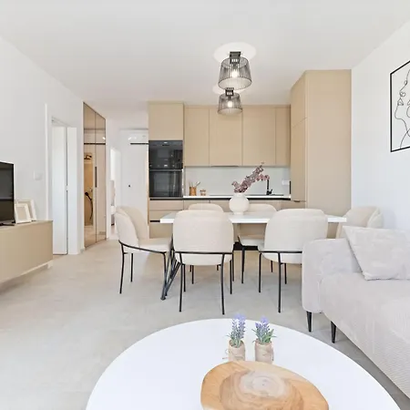 Lush Apartment *